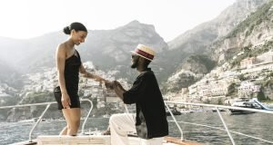 Yelkenli Tekne Üzerinde Romantik Bir Teklif